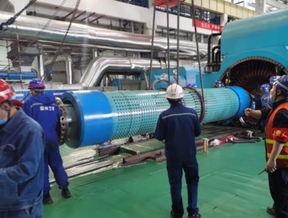 電廠電氣車間用電動葫蘆起重機給發(fā)電機抽轉子